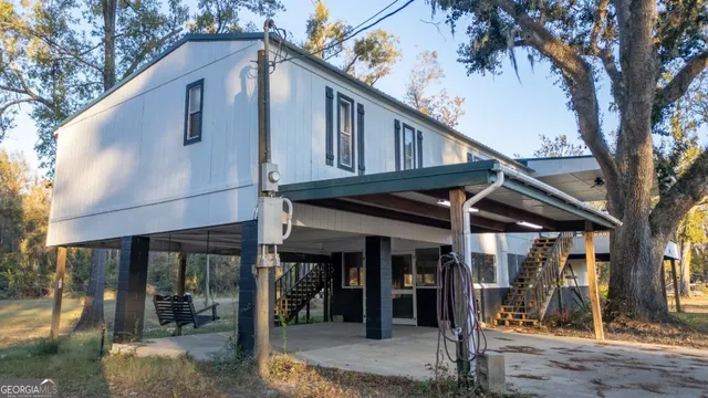 a view of entryway with outdoor space