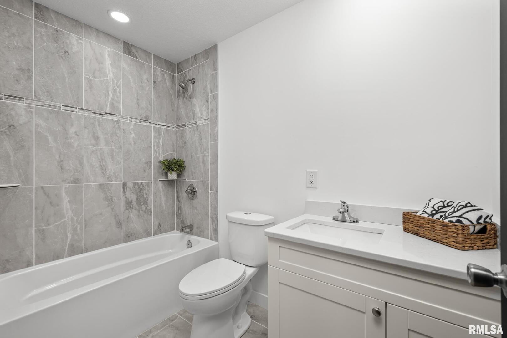 813 Williams Way Carbon Cliff, IL 61239 - Photo 14 of 36 a bathroom with a sink a toilet and a bathtub