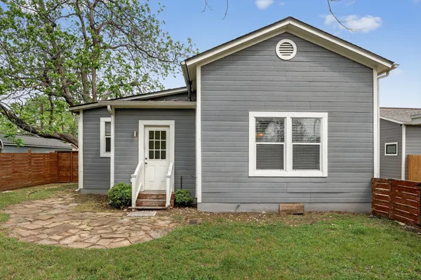 $1,795 | 806 East 3rd Street, Georgetown, TX 78626