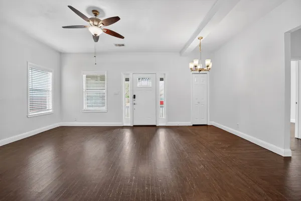 $1,795 | 806 East 3rd Street, Georgetown, TX 78626