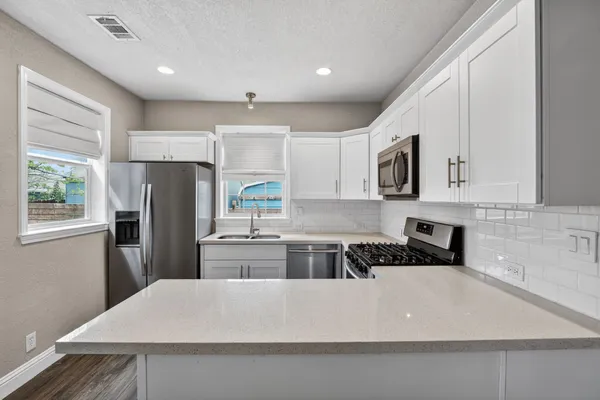 $1,795 | 806 East 3rd Street, Georgetown, TX 78626