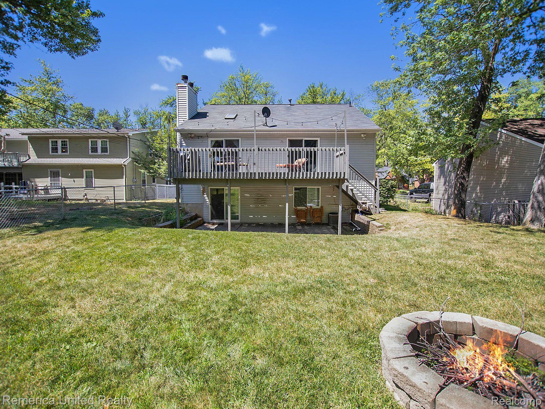 153 Riviera Terrace Waterford, MI 48328 - Photo 3 of 25 Gallery Image 3