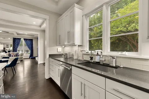 $2,750,000 | 3701-38 38th Street North, Arlington, VA 22207