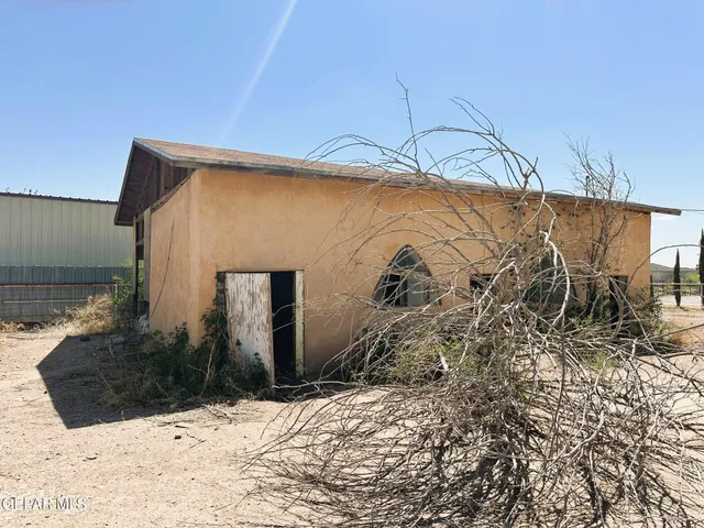 a view of a backyard of the house