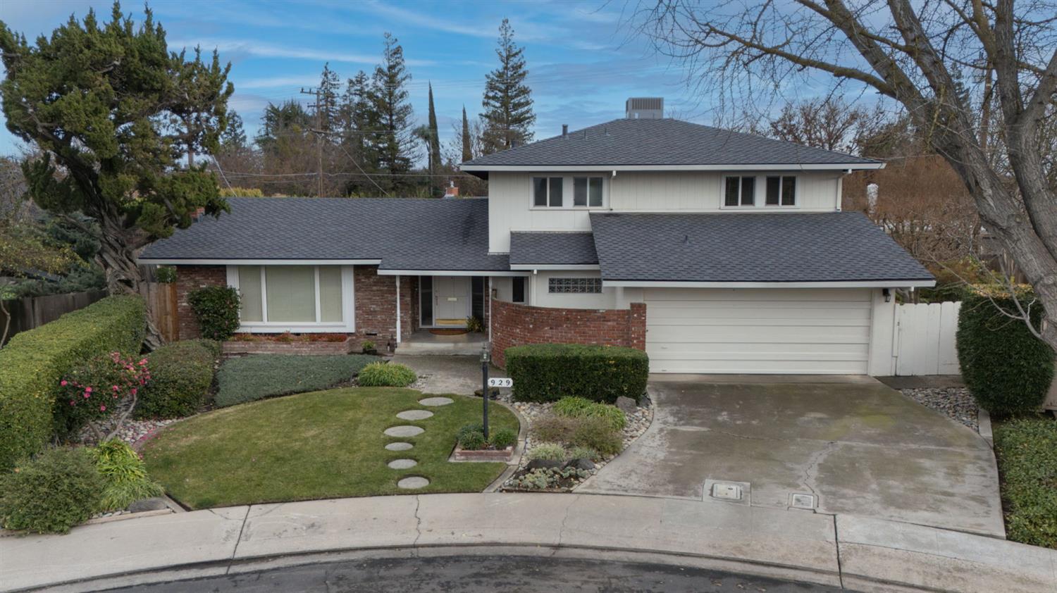 929 Terrace Place Modesto, CA 95350 - Photo 6 of 35 a front view of a house with garden