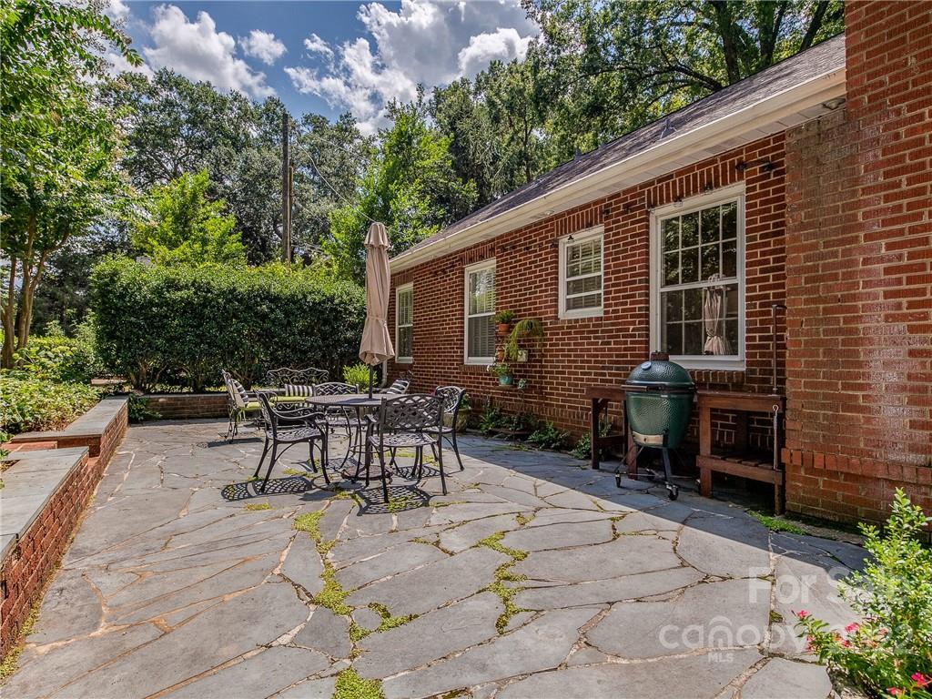 2701 Sharon Road Charlotte, NC 28211 - Photo 29 of 40 a backyard of a house with table and chairs