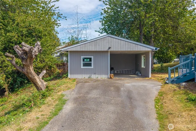 a view of a house with backyard and trees