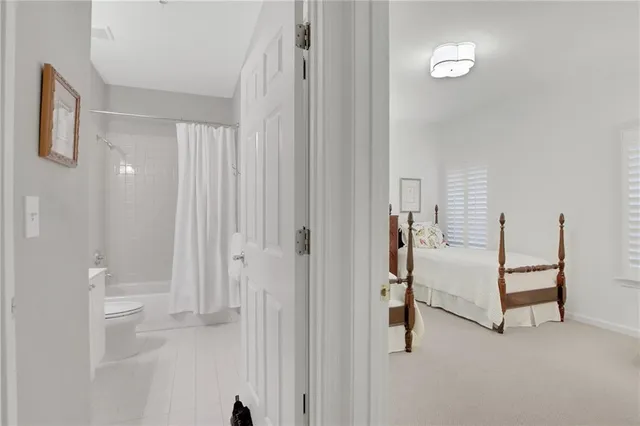 a view of entryway with white walls