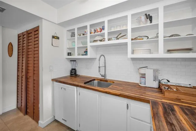 $225,000 | 631 Windrush Bay Drive, Unit 143, Tarpon Springs, FL 34689