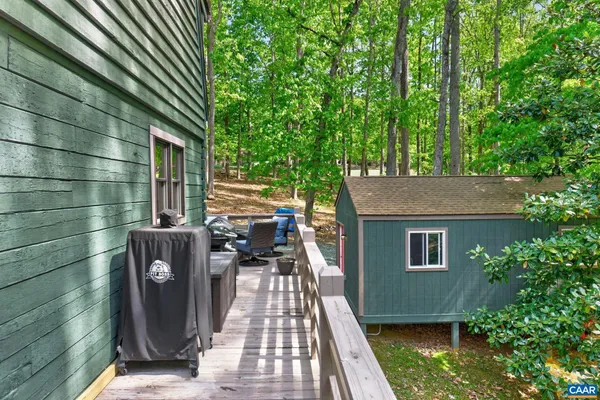 a view of a back yard