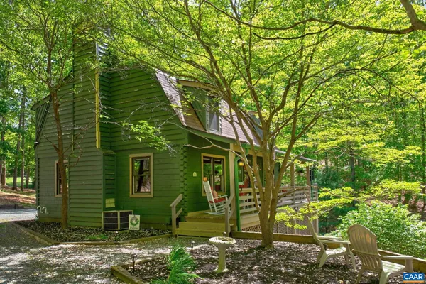 a view of a back yard