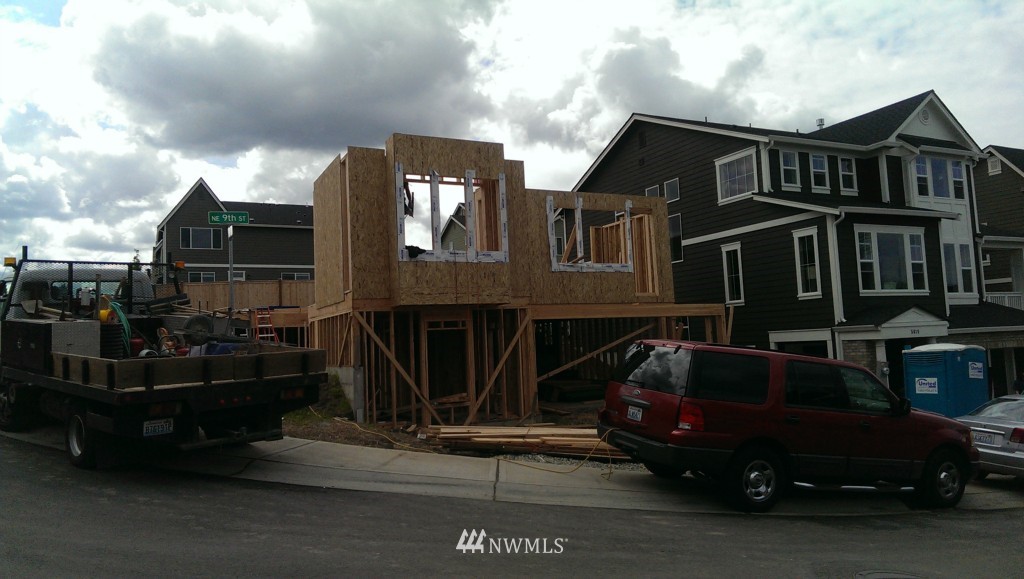 5625 Northeast 9th Street Renton, WA 98059 - Photo 2 of 17 Gallery Image 2