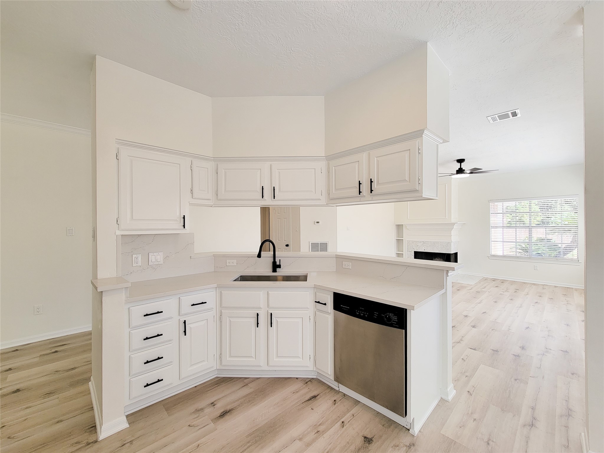 1422 Mabry Mill Road Houston, TX 77062 - Photo 13 of 44 Gallery Image 13