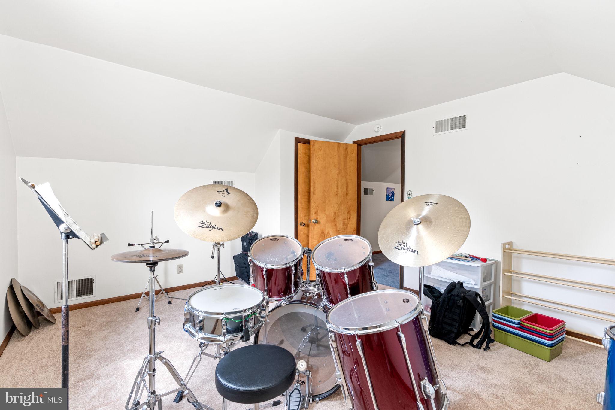 170 Sunset Road Oxford, PA 19363 - Photo 37 of 70 a living room with furniture and a mirror