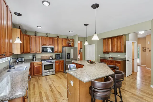 a large kitchen with kitchen island a large island in it
