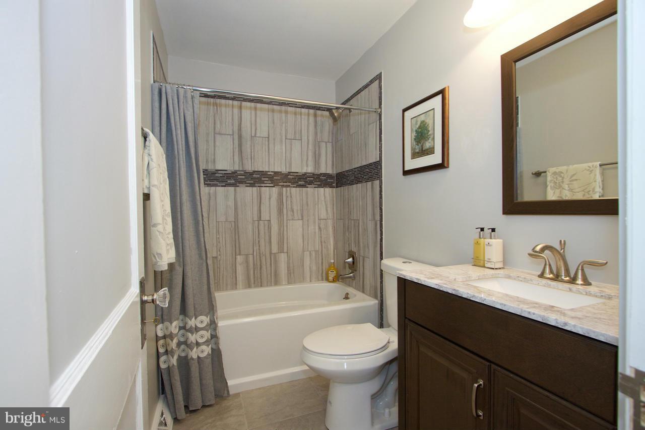 8204 Watersedge Road Baltimore, MD 21222 - Photo 14 of 26 Bath