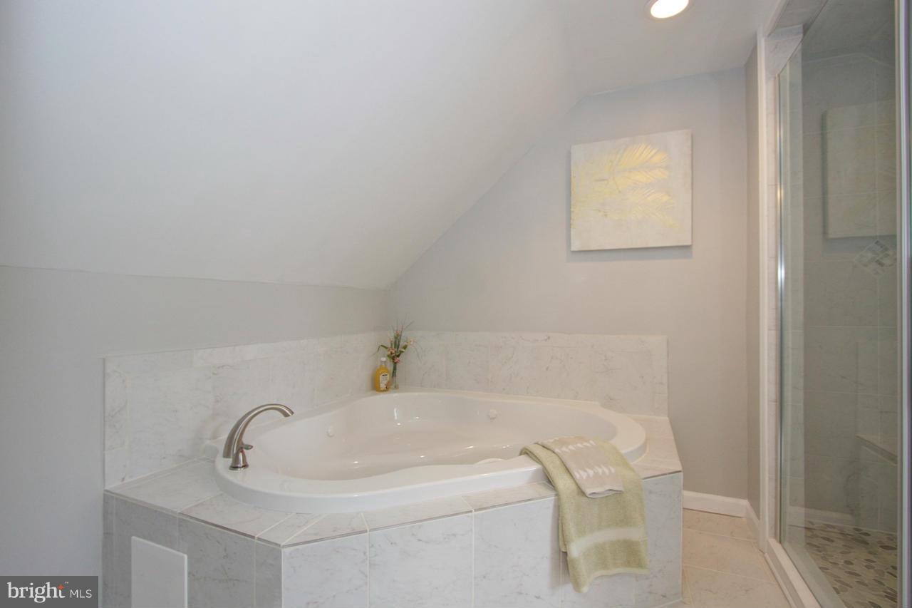 8204 Watersedge Road Baltimore, MD 21222 - Photo 19 of 26 Bath (Master)