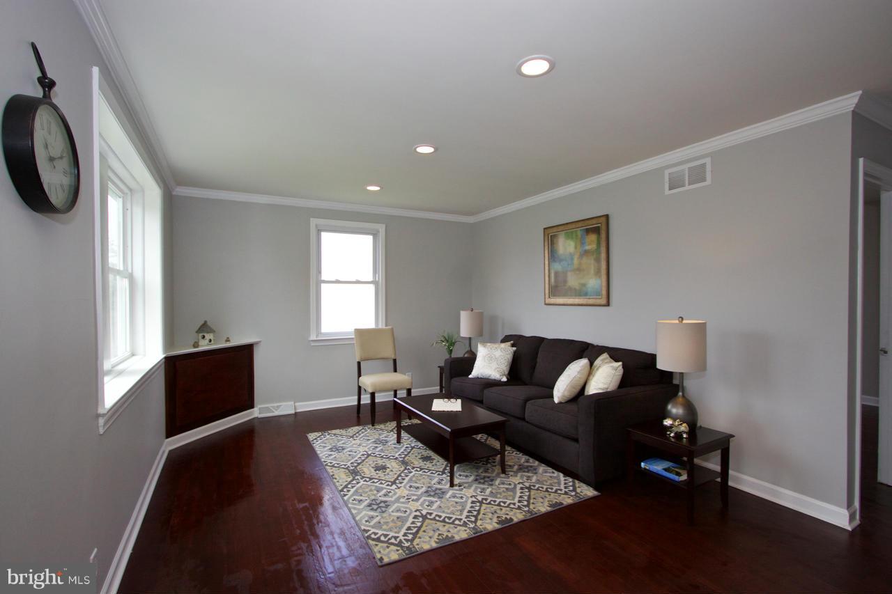 8204 Watersedge Road Baltimore, MD 21222 - Photo 7 of 26 Living Room
