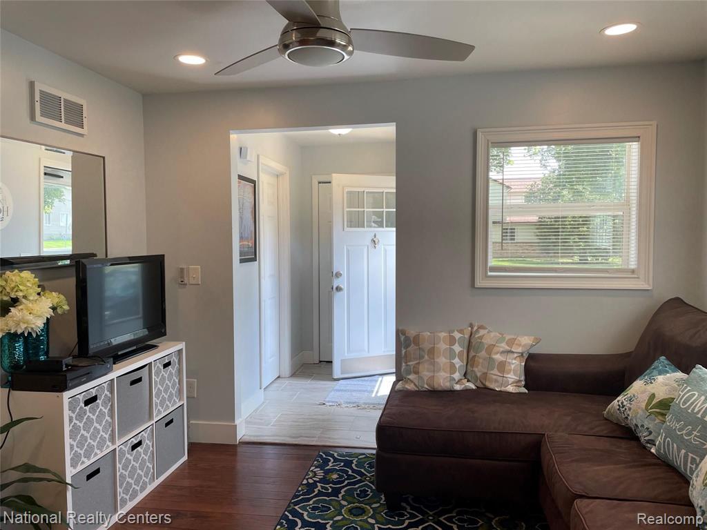 3196 Harrison Avenue Rochester Hills, MI 48307 - Photo 5 of 27