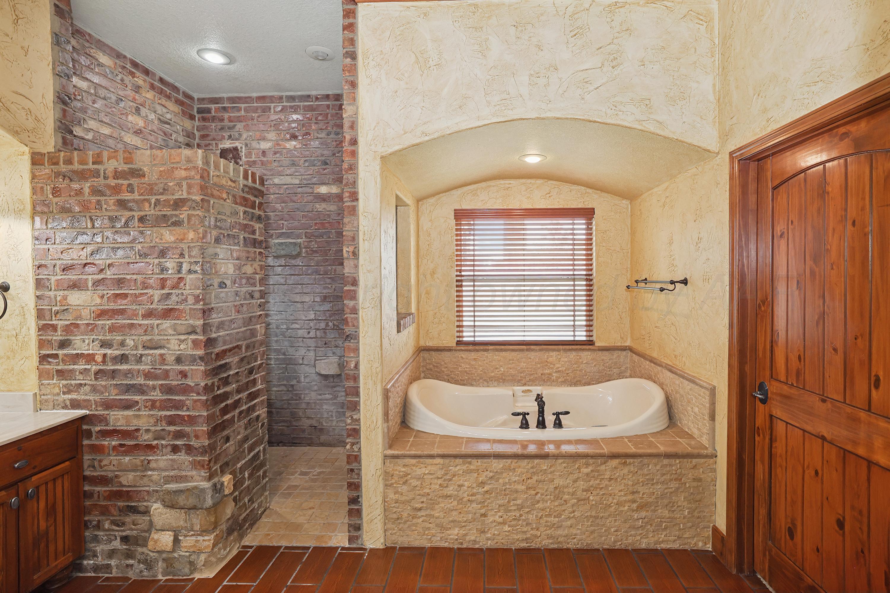 6000 Riley Elizabeth Place Amarillo, TX 79119 - Photo 12 of 35 17-Primary Bath