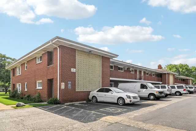 $165,000 | 1107 East Algonquin Road, Unit 4, Arlington Heights, IL 60005