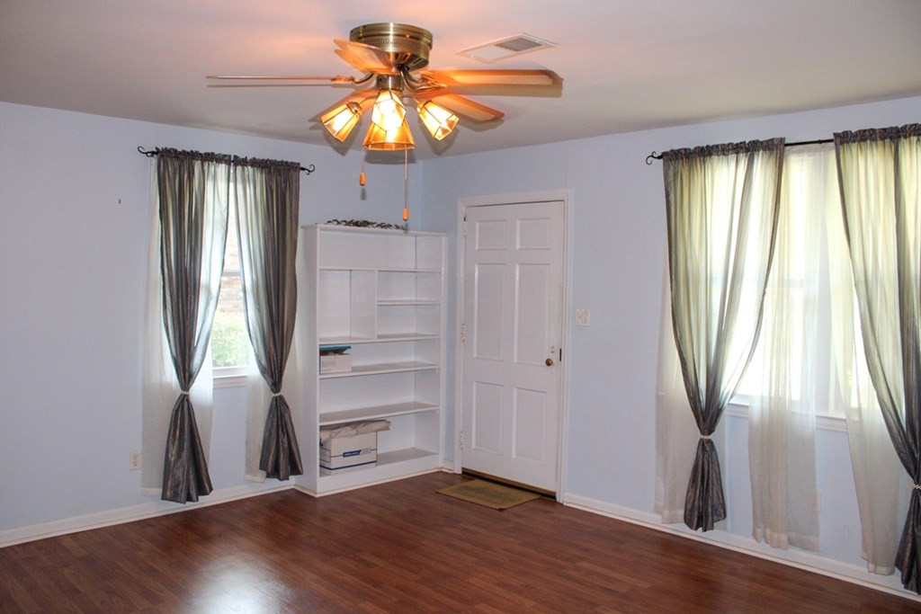 1634 Pendleton Road Augusta, GA 30904 - Photo 6 of 31 living room