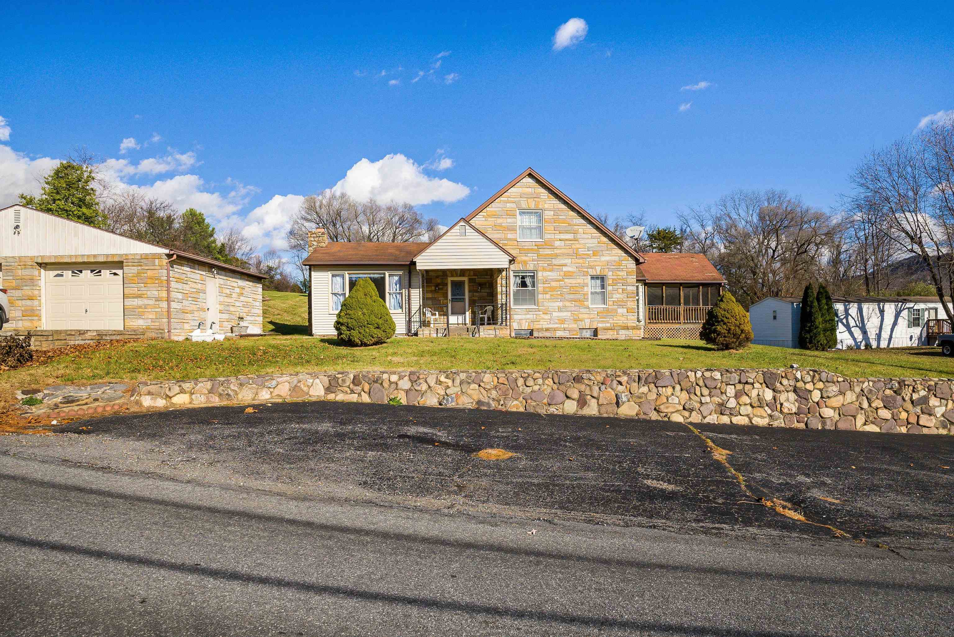 18753 Mt Pleasant Road Elkton, VA 22827 - Photo 4 of 34