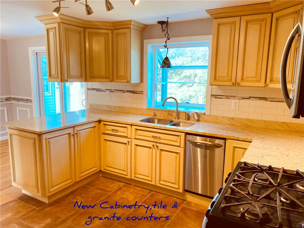139 Lucas Road Warwick, RI 02818 - Photo 3 of 33 Newer appliances