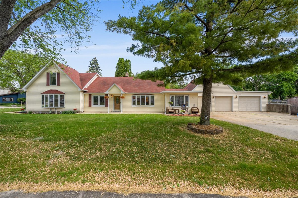 125 Maple Court Geneva, IL 60134 - Photo 1 of 37 Gallery Image 1