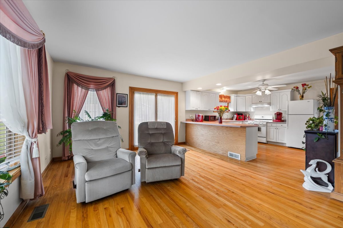 125 Maple Court Geneva, IL 60134 - Photo 13 of 37 Gallery Image 13