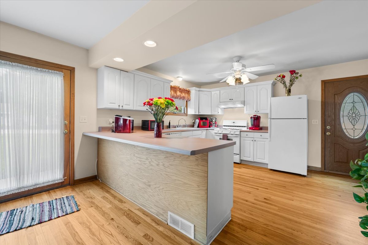 125 Maple Court Geneva, IL 60134 - Photo 15 of 37 Gallery Image 15
