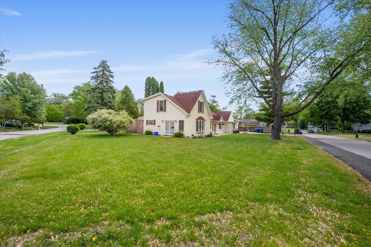 125 Maple Court Geneva, IL 60134 - Photo 2 of 37 Gallery Image 2