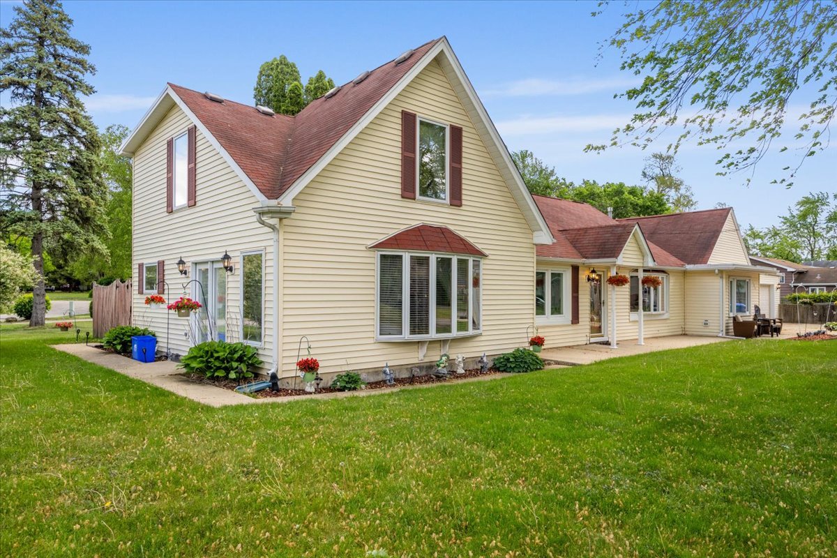 125 Maple Court Geneva, IL 60134 - Photo 3 of 37 Gallery Image 3