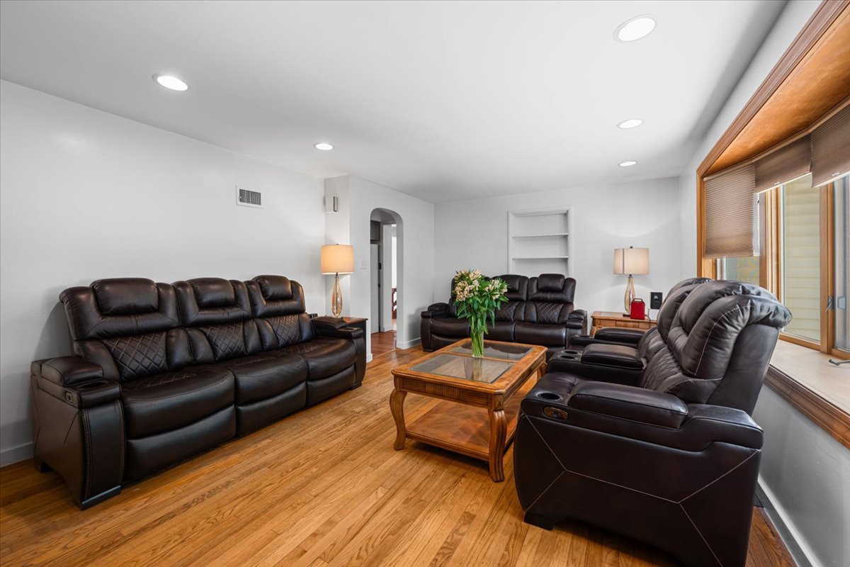 125 Maple Court Geneva, IL 60134 - Photo 5 of 37 Gallery Image 5