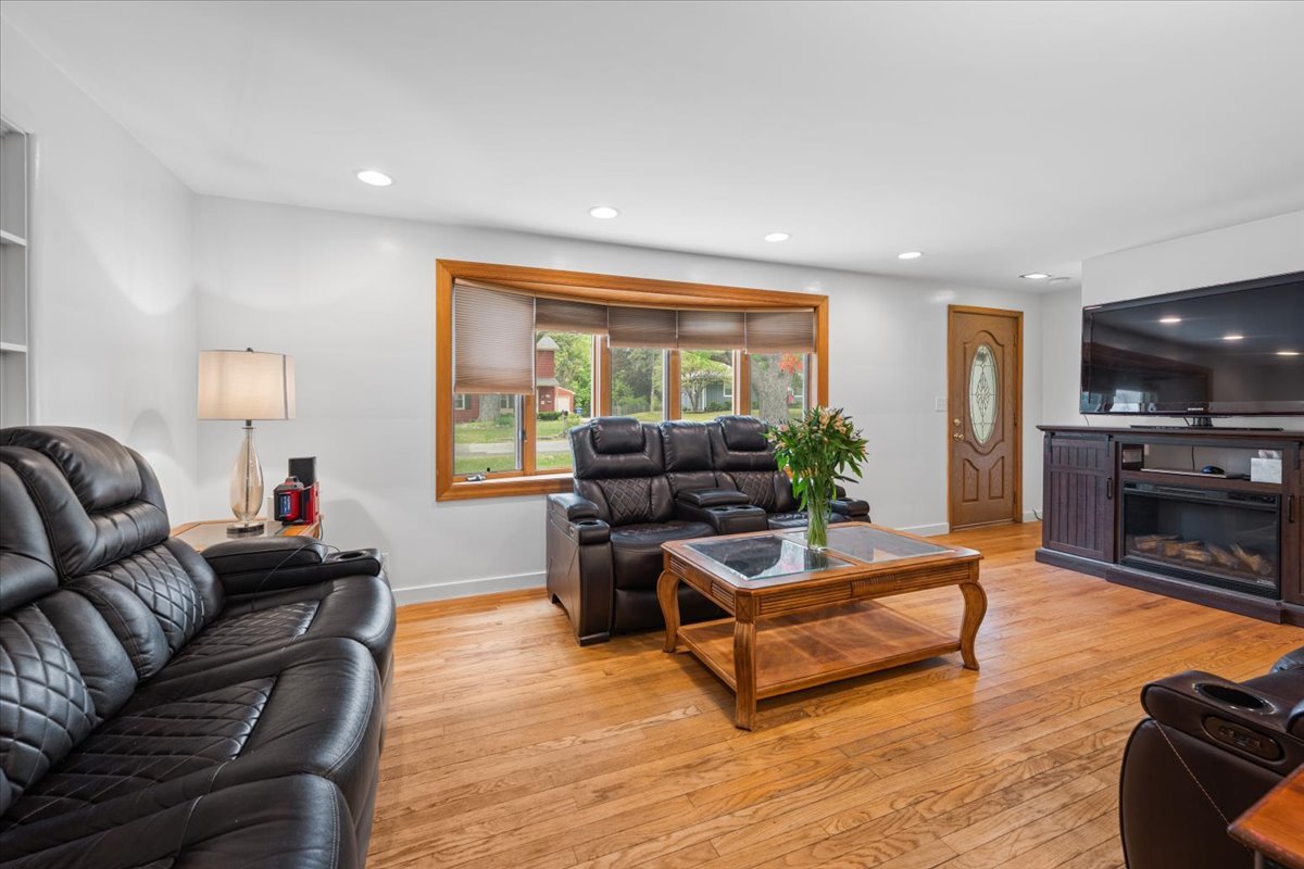 125 Maple Court Geneva, IL 60134 - Photo 6 of 37 Gallery Image 6