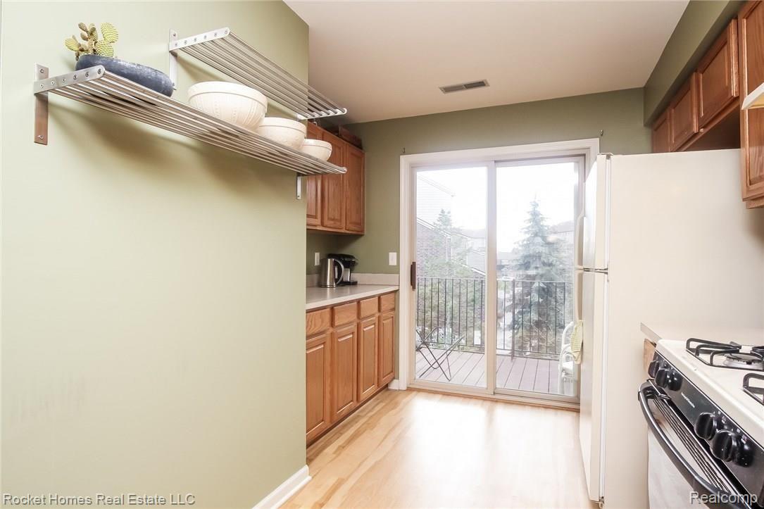 4305 Schaefer Road Dearborn, MI 48126 - Photo 14 of 27 010-Kitchen-5647401-medium.jpg