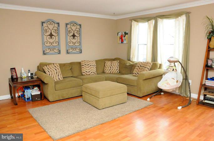 992 Pebblestone Road Pasadena, MD 21122 - Photo 2 of 25 Living Room