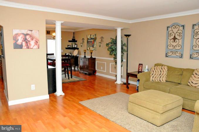 992 Pebblestone Road Pasadena, MD 21122 - Photo 3 of 25 Living Room