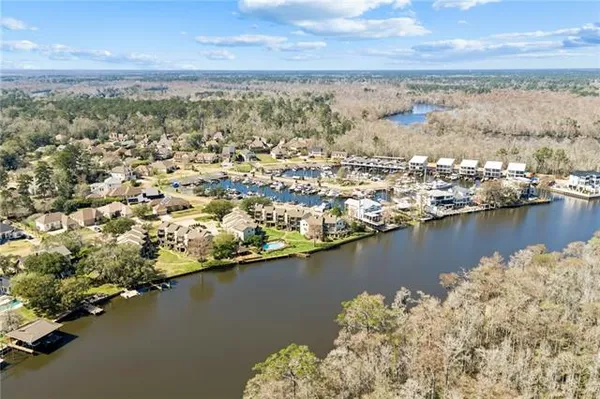 $395,000 | 106 Tchefuncte Oaks Drive, Unit 106, Mandeville, LA 70471