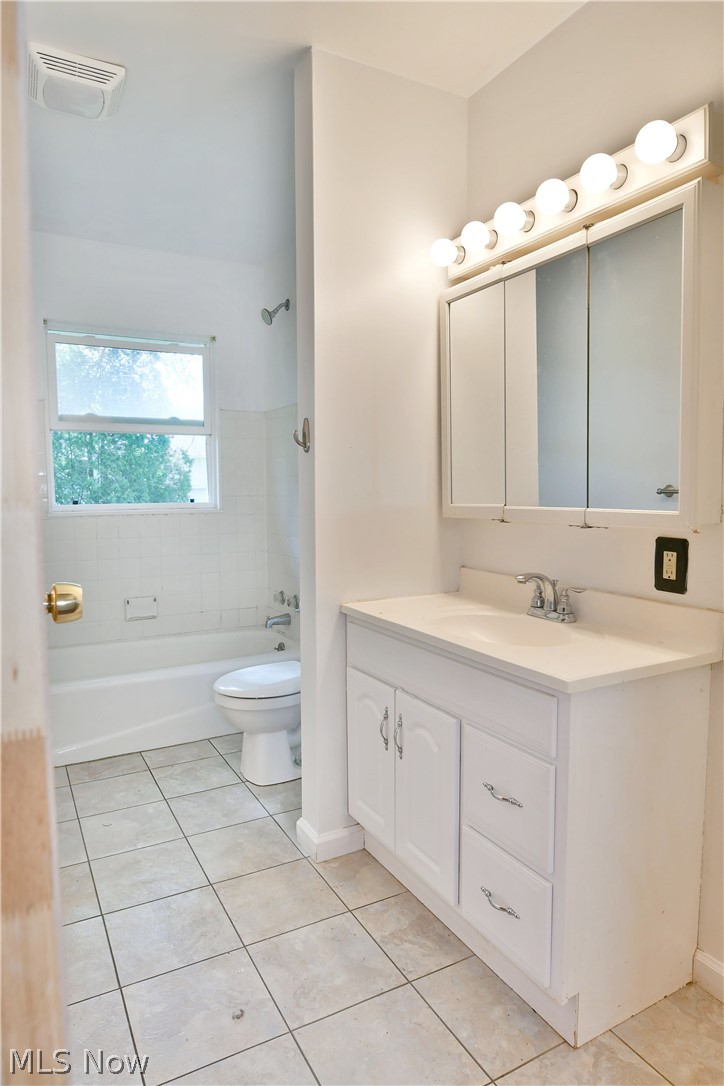 2470 North Road Southeast Warren, OH 44484 - Photo 25 of 35 Full bathroom featuring tile floors, toilet, tiled shower / bath combo, and large vanity