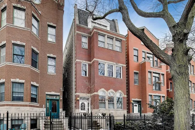 $800,000 | 2852 North Damen Avenue, Unit 3, Chicago, IL 60618