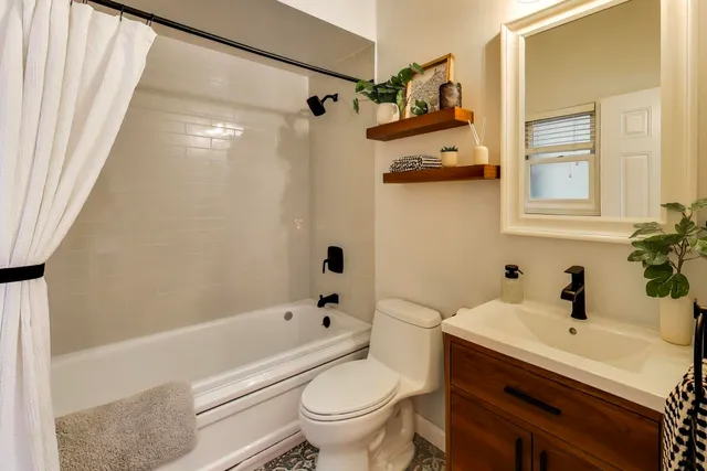 $800,000 | 2852 North Damen Avenue, Unit 3, Chicago, IL 60618