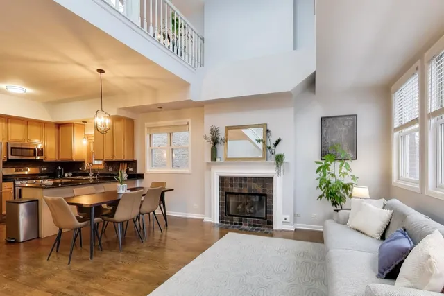 $800,000 | 2852 North Damen Avenue, Unit 3, Chicago, IL 60618