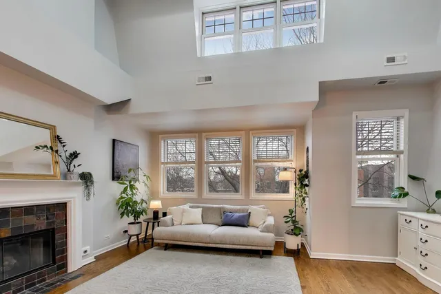 $800,000 | 2852 North Damen Avenue, Unit 3, Chicago, IL 60618