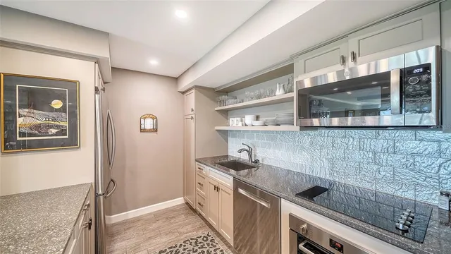 $1,100,000 | 707 South Gulfstream Avenue, Unit 505, Sarasota, FL 34236