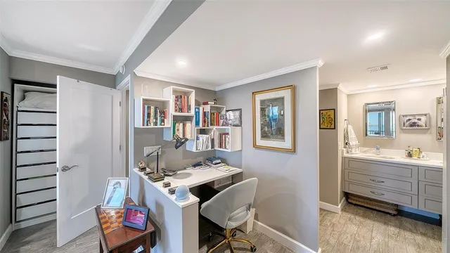 $1,100,000 | 707 South Gulfstream Avenue, Unit 505, Sarasota, FL 34236