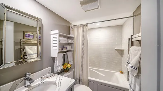 $1,100,000 | 707 South Gulfstream Avenue, Unit 505, Sarasota, FL 34236