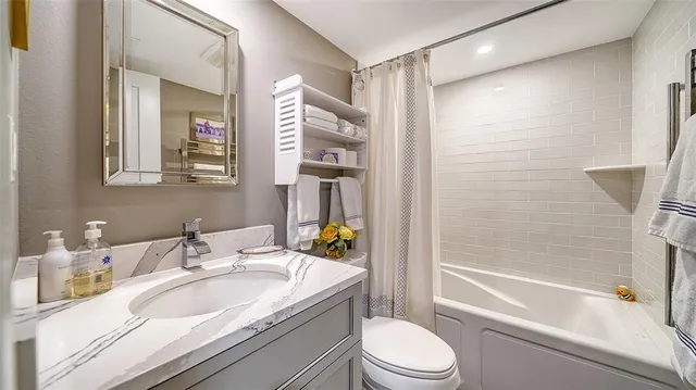 $1,100,000 | 707 South Gulfstream Avenue, Unit 505, Sarasota, FL 34236