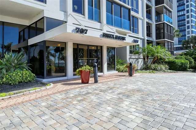 $1,100,000 | 707 South Gulfstream Avenue, Unit 505, Sarasota, FL 34236