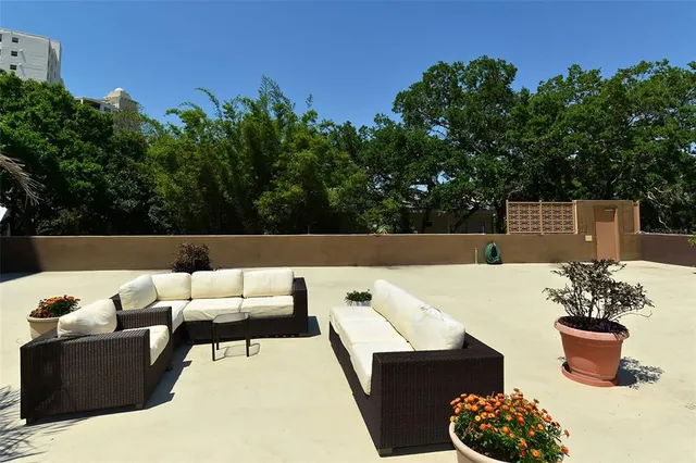 $1,100,000 | 707 South Gulfstream Avenue, Unit 505, Sarasota, FL 34236